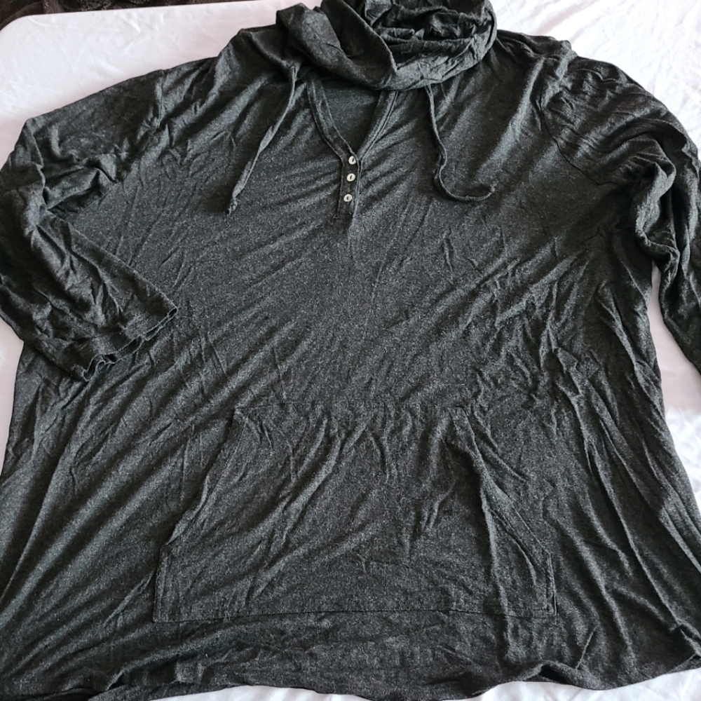 Lightweight knit hoodie, three-quarter sleeves, kangaroo pocket